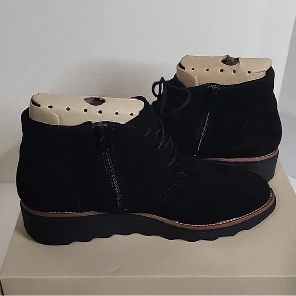 CLARKS NIB Women's Black Suede Ankle Boots Size 7.5 - Picture 6 of 8